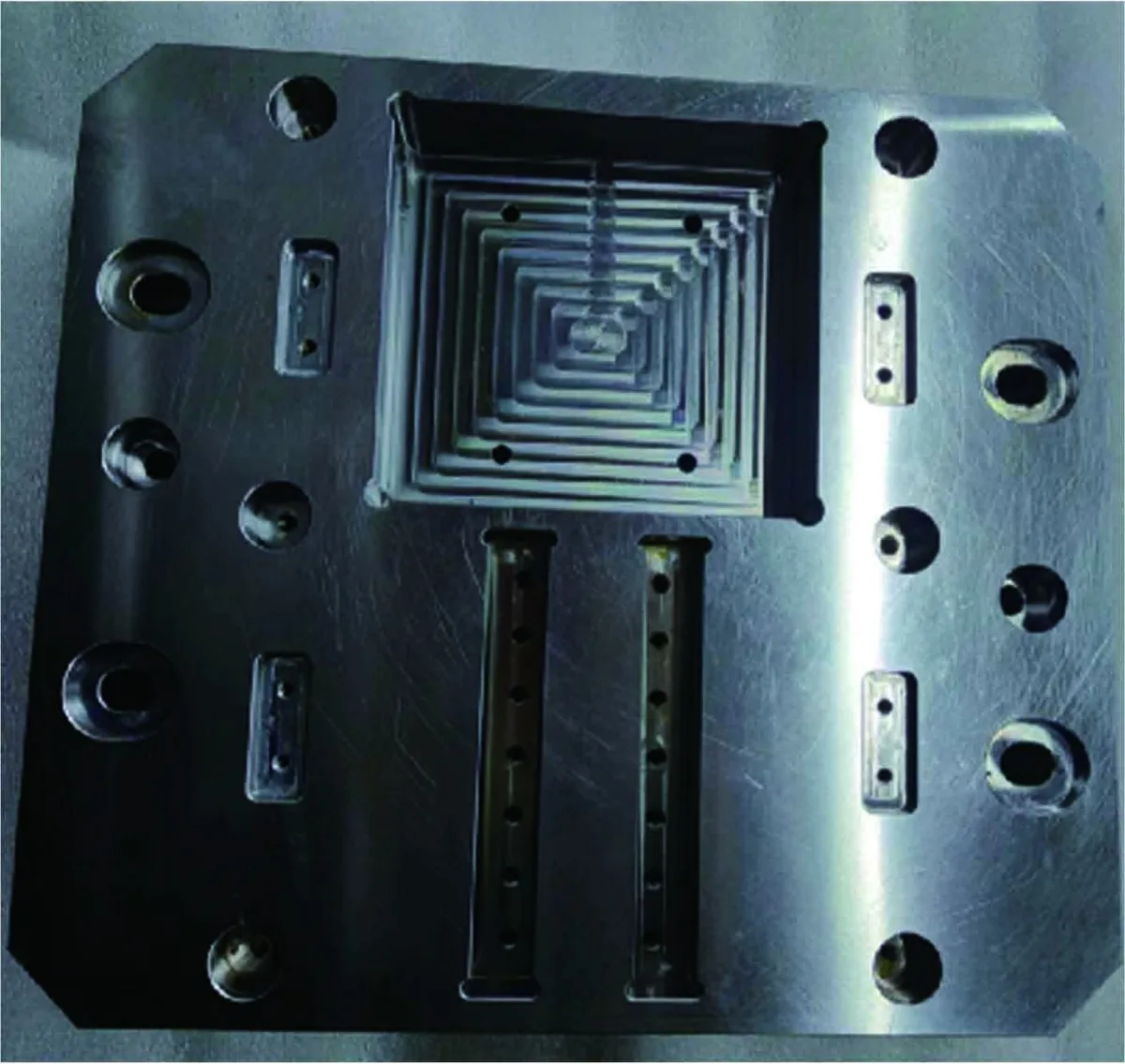 Blade holder for perforating