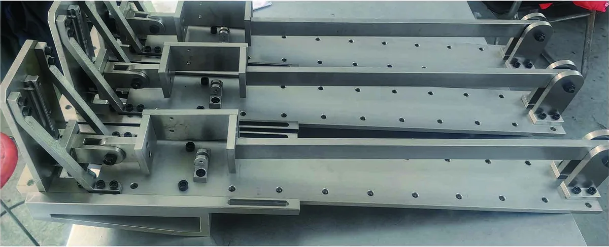 Linear frame — rails and carriages